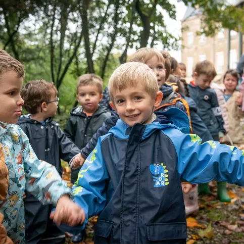 Elèves de l'école Notre-Dame de Lourdes partant faire la "classe du dehors"