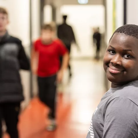 Collège et IES Saint-Pie X - Modibo pose dans le couloir de l'internat 
