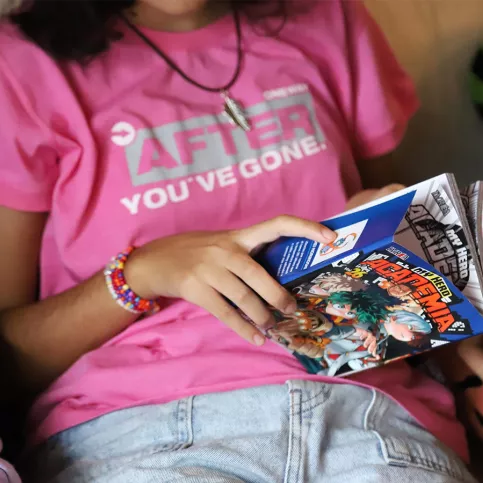 Adolescents lisant des mangas 