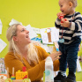 Une maman et son petit garçon dans la maison des familles de Mulhouse