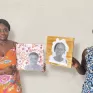 Des mamans de la Maison des familles de Cayenne avec les oeuvres réalisées pendant l'atelier avec une artiste plasticienne