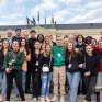 Colloque éducatif à Angers - jeunes et adultes devant l'hôtel de ville 