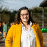 Ecole Saint-Etienne -  Portrait de Mélanie Barbotin, éducatrice, dans la cour de récréation.