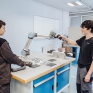 Lycée professionnel Saint-Joseph, jeunes en 1ère année de formation manutention travaillant avec un bras articulé